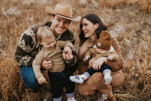Read more about the article <strong>Neutral Family Photo Outfits for Every Season</strong>