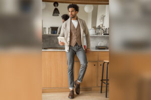 Read more about the article <strong>Outfit Ideas with Grey Jeans</strong>